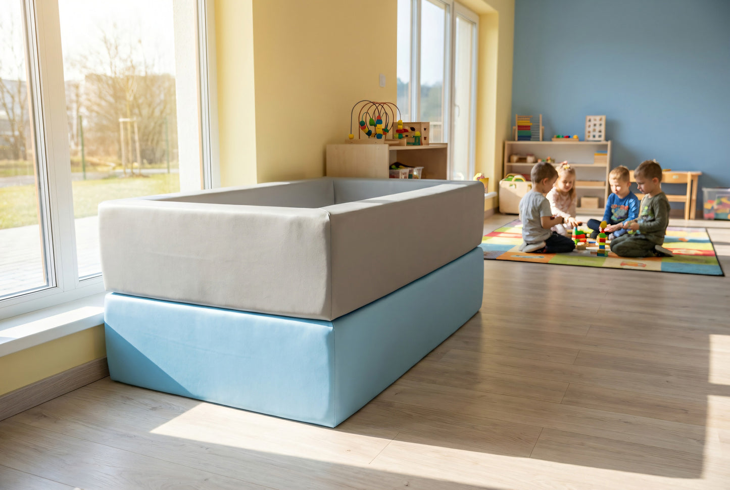 Vaahtomuovista valmistettu pinnasänky, pinottava ja pyyhittävä